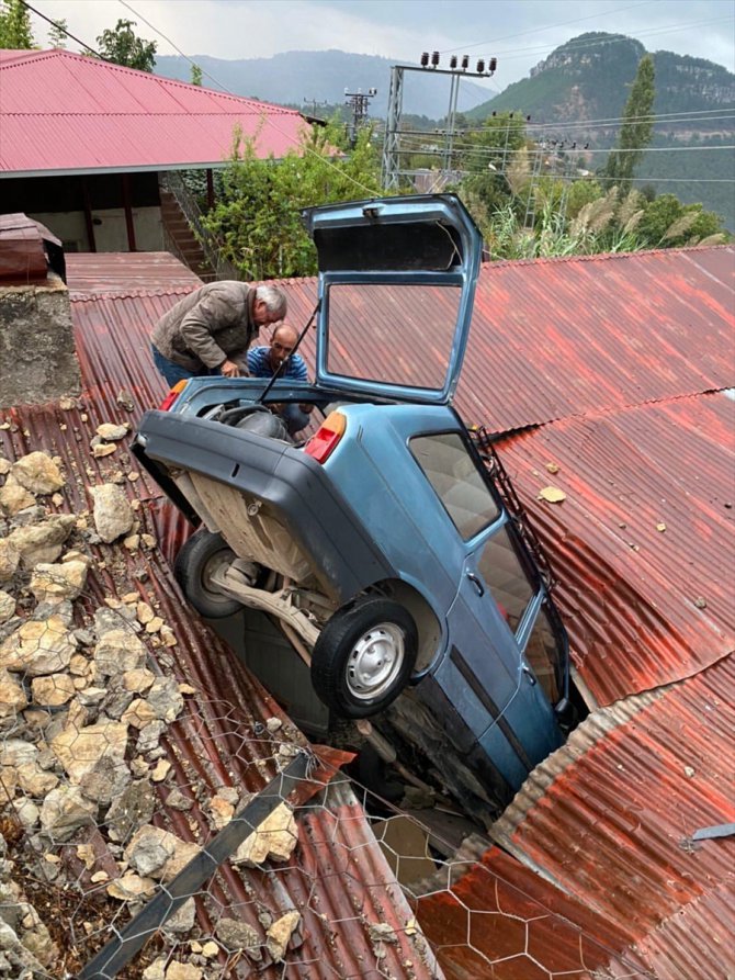 Mersin'de kontrolden çıkan otomobil evin çatısına düştü