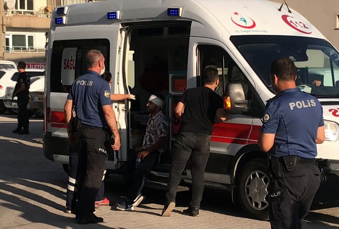 Şanlıurfa'da kaza yapan sürücülerin yakınları arasında çıkan kavgada 7 kişi yaralandı