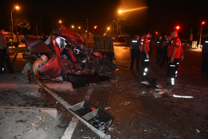 Adana'da otomobil ile midibüs çarpıştı: 2 ölü, 4 yaralı