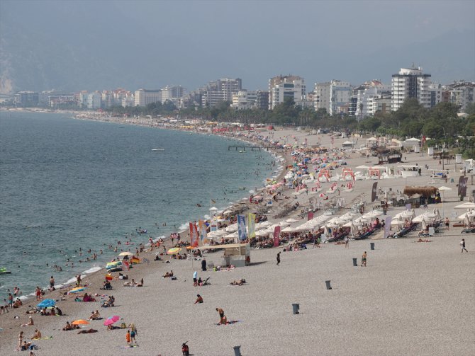 Antalya'da nemden bunalanlar denizde serinledi
