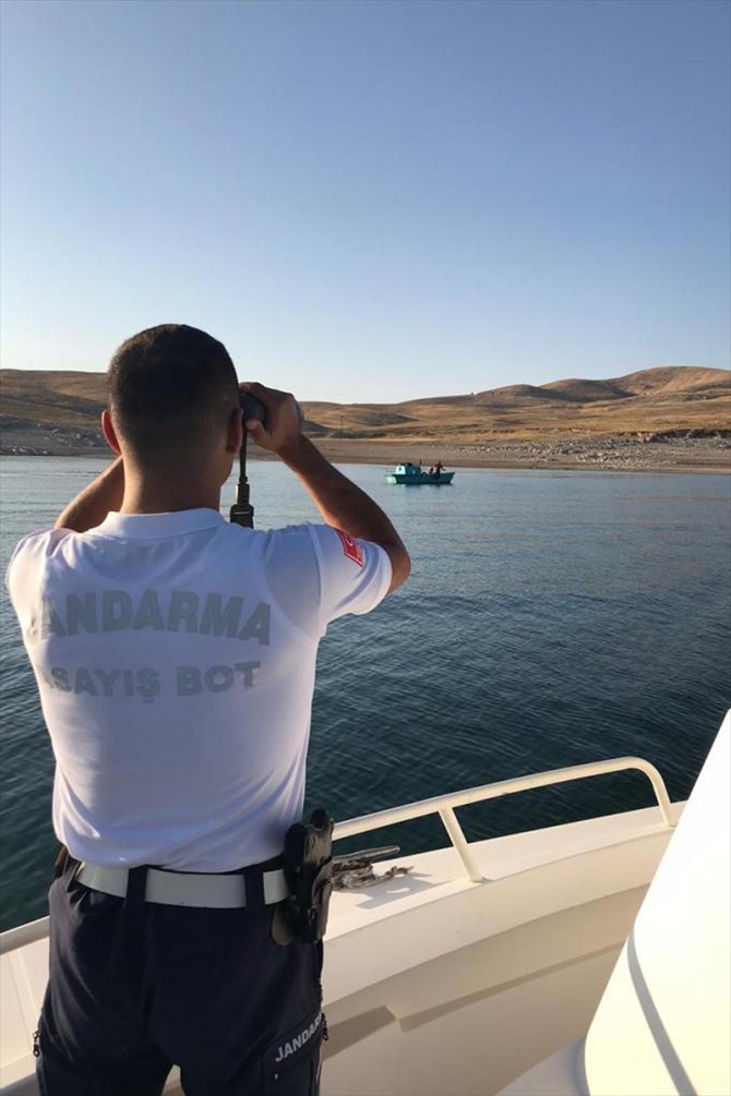 Keban Baraj Gölü'nde mahsur kalan teknedeki 5 kişi kurtarıldı