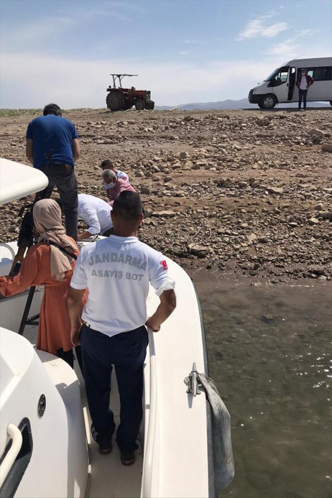 Keban Baraj Gölü'nde mahsur kalan teknedeki 5 kişi kurtarıldı