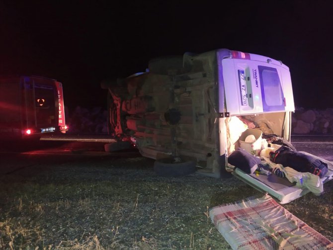Şanlıurfa'da minibüs devrildi: 7 yaralı