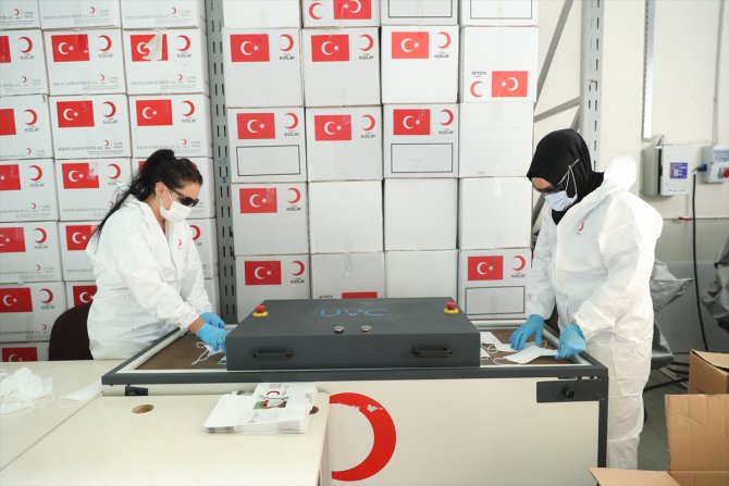 Türk Kızılay ürettiği cerrahi maskeleri ihtiyaç sahiplerine ücretsiz dağıtıyor