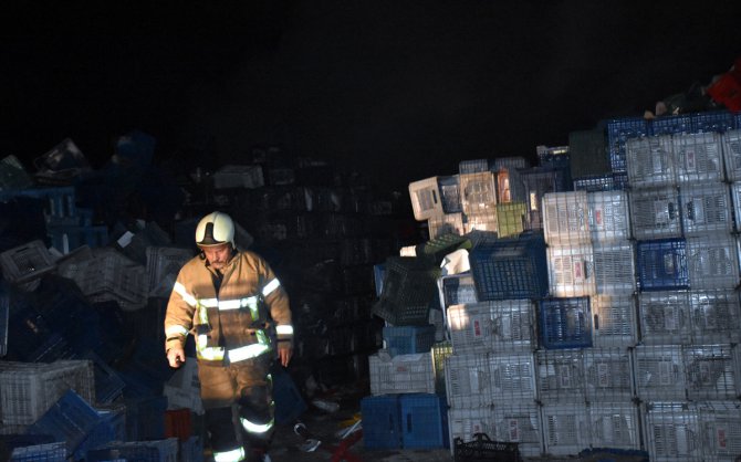 Bursa'da soğuk hava deposuna ait plastik kasalar yandı