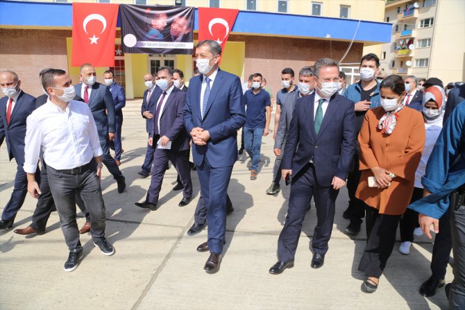 Milli Eğitim Bakanı Ziya Selçuk, Dereli'de okul ziyaret etti: