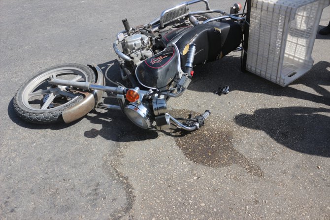 Adana'da ehliyetsiz sürücü polise yakalanınca motosikletini yakmaya çalıştı