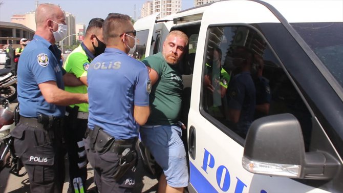 Adana'da ehliyetsiz sürücü polise yakalanınca motosikletini yakmaya çalıştı