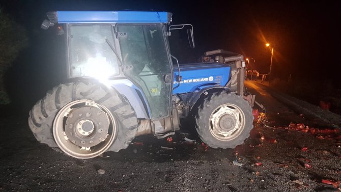 Balıkesir'de otomobil ile traktör çarpıştı: 2 ölü, 1 yaralı