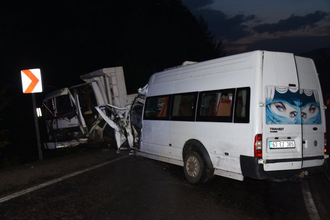 Bartın'da kamyon ile minibüs çarpıştı: 15 yaralı