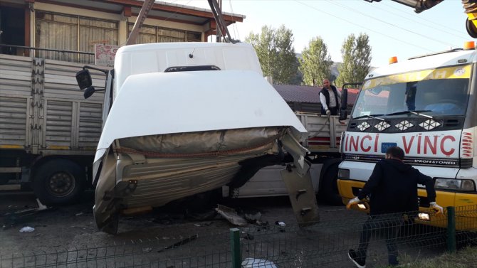 Erzurum'da 2 tırın karıştığı trafik kazası güvenlik kamerasında