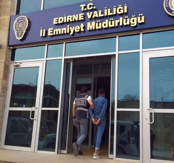İzmir'deki yaşlı kadından dolandırdığı parayı Edirne'de çekerken yakalandı