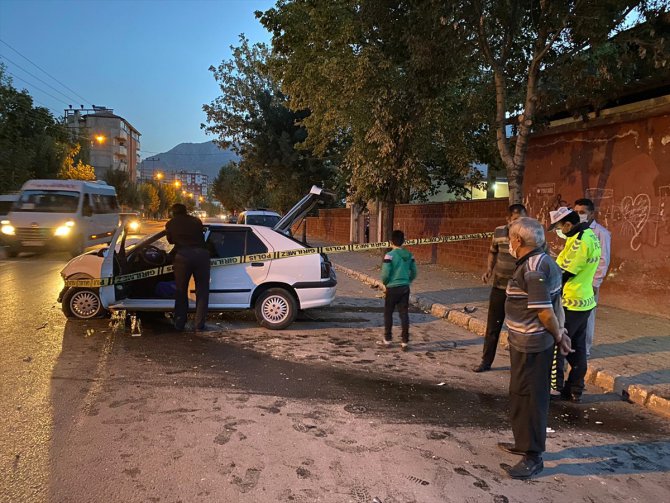 Kahramanmaraş'ta bahçe duvarına çarpan otomobildeki 2 kişi yaralandı