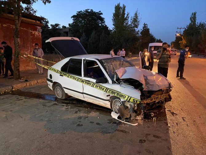 Kahramanmaraş'ta bahçe duvarına çarpan otomobildeki 2 kişi yaralandı