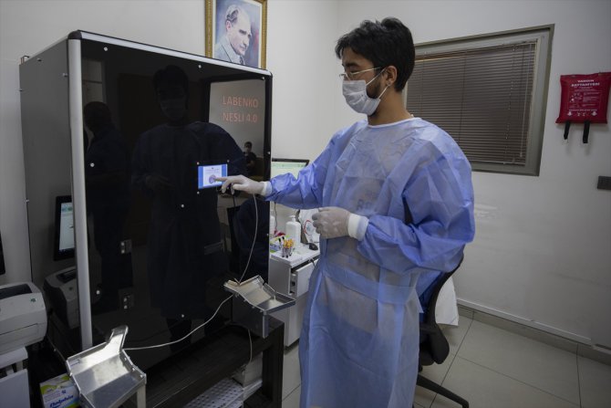 Kan alma biriminde görev yapan robot "Nesli" hastanedeki teması azaltıyor