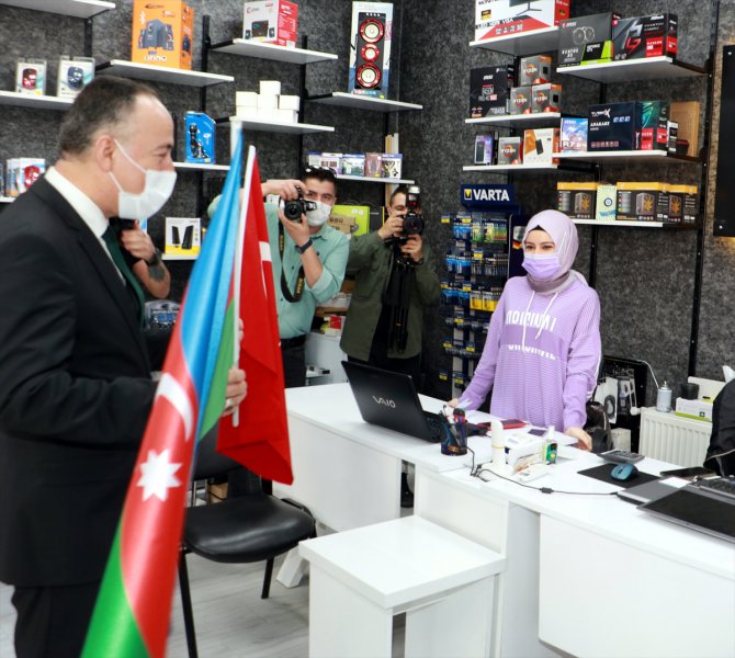 Kırıkkale'de esnafa Azerbaycan'a destek için bayrak dağıtıldı