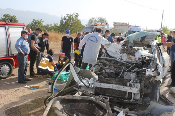Tokat'ta otomobil park halindeki tıra çarptı: 2 ölü, 2 yaralı