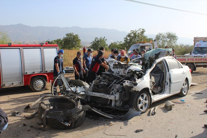 Tokat'ta otomobil park halindeki tıra çarptı: 2 ölü, 2 yaralı