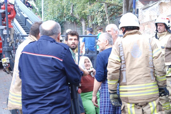 Üsküdar'da bir binada çıkan yangında 3 kişi dumandan etkilendi
