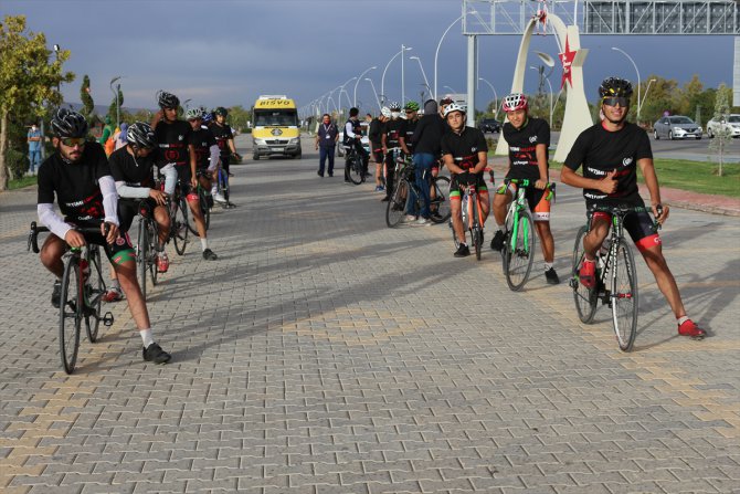 Yetimlere farkındalık için bisikletle Malatya'dan yola çıkan İHH gönüllüsü Konya'ya geldi