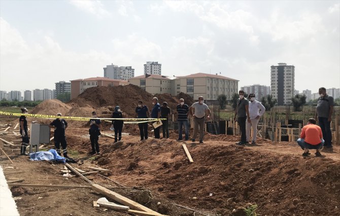 Adana'da elektrik direğinde akıma kapılan işçi hayatını kaybetti