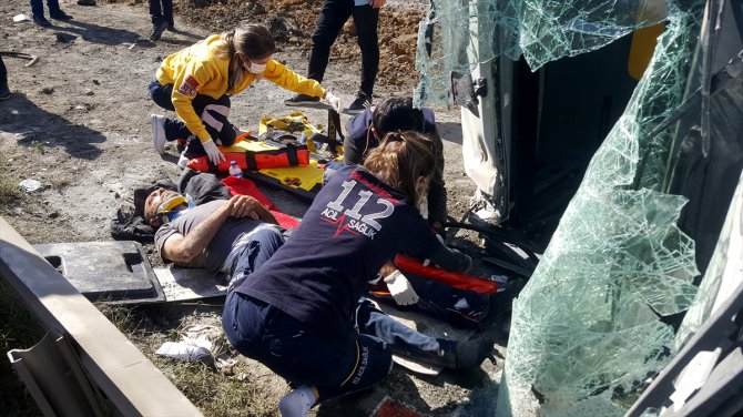 Arnavutköy'de devrilen hafriyat kamyonunun sürücüsü yaralandı
