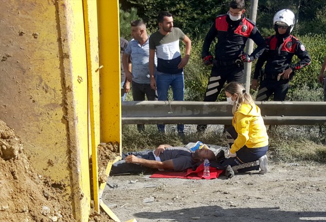 Arnavutköy'de devrilen hafriyat kamyonunun sürücüsü yaralandı
