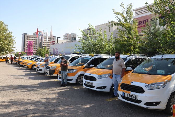 Diyarbakır'da Kovid-19 ile mücadele için sağlık ekiplerine 10 taksi tahsis edildi