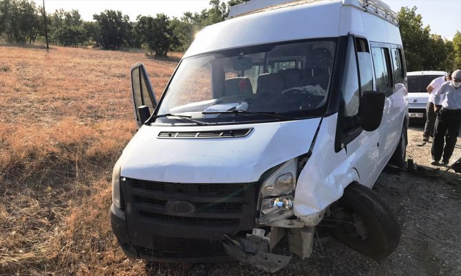 Elazığ'da minibüs ile otomobil çarpıştı: 6 yaralı