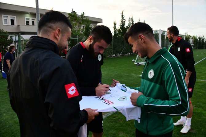 Konyaspor, top toplayıcı genci gole katkısı nedeniyle ödüllendirdi