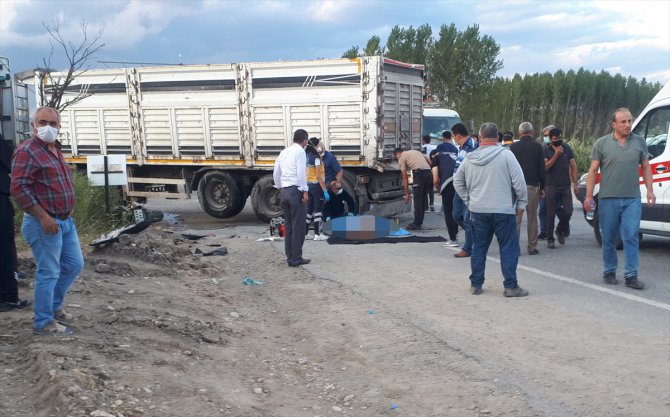 Kütahya'da kamyonla çarpışan motosikletin sürücüsü öldü