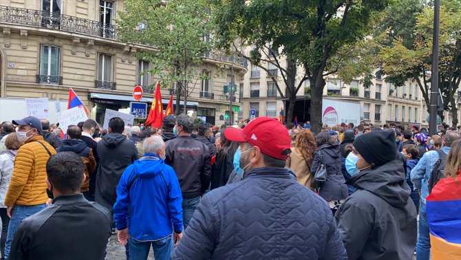 Paris’te terör örgütü PKK yandaşları ve Ermeniler birlikte gösteri düzenledi