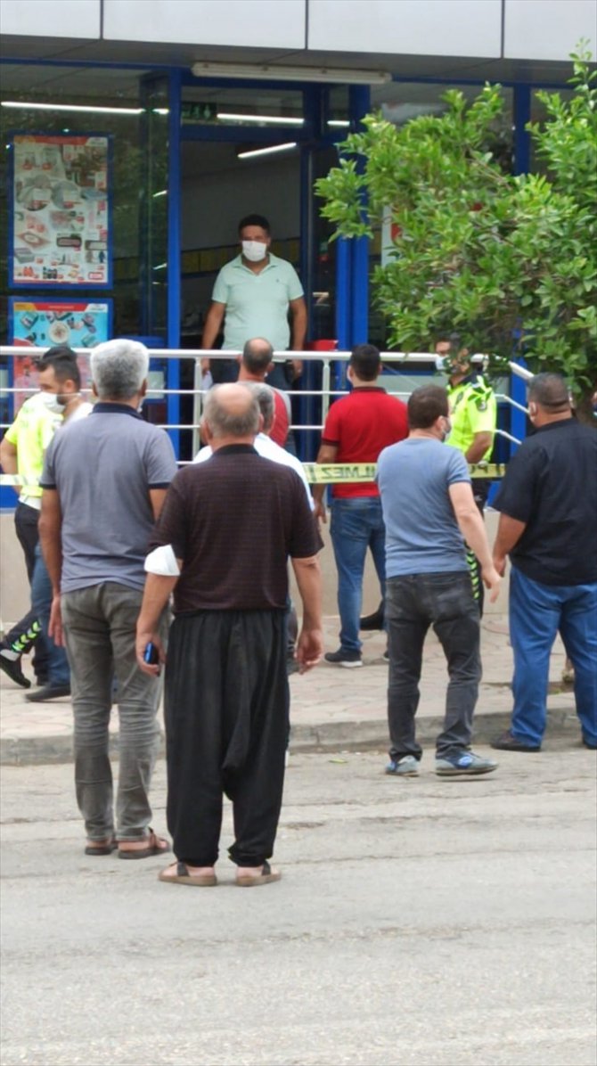 Adana'da hakkında uzaklaştırma kararı aldıran market çalışanı kadını iş yerinde öldüren zanlı intihara kalkıştı