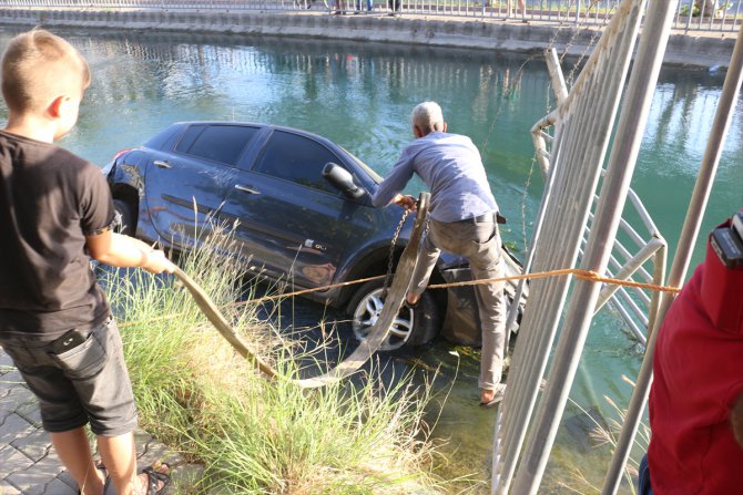 Adana'da sulama kanalına devrilen otomobilin sürücüsünü vatandaşlar kurtardı