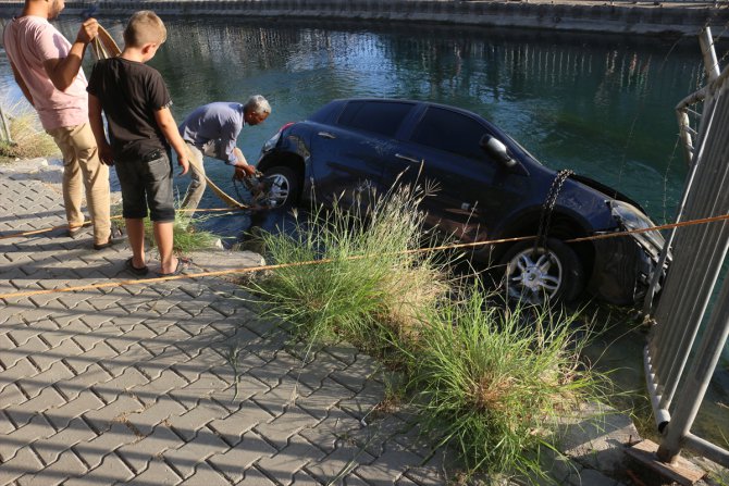 Adana'da sulama kanalına devrilen otomobilin sürücüsünü vatandaşlar kurtardı