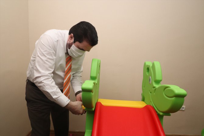 Ağrı Belediye Başkanı Sayan, otizm hastası çocuğun odasına "mini park" kurdu