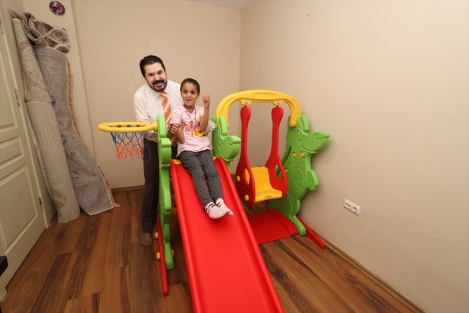 Ağrı Belediye Başkanı Sayan, otizm hastası çocuğun odasına "mini park" kurdu