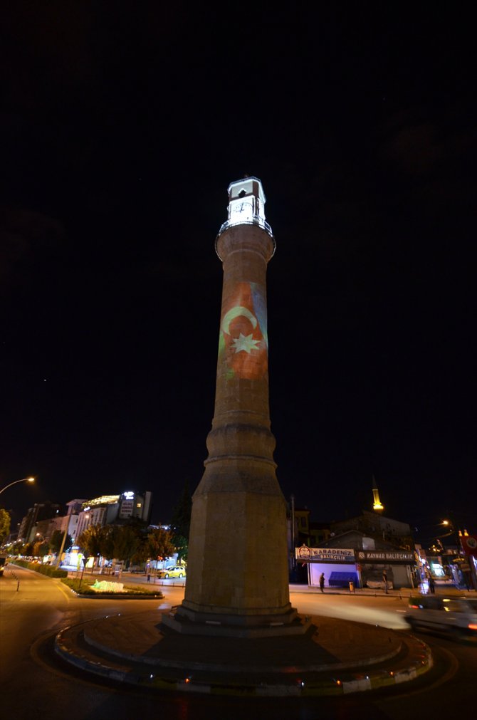 Çorum'un sembolü Saat Kulesi'ne Azerbaycan bayrağı yansıtıldı