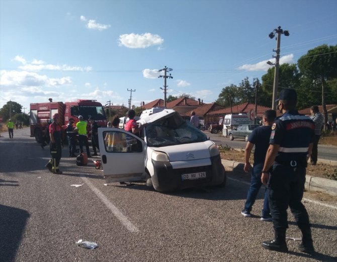 Denizli'de kamyonla hafif ticari aracın çarpıştığı kazada yaralanan kişi öldü