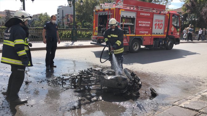 Eskişehir'de polise yakalanan ehliyetsiz sürücü motosikletini ateşe verdi