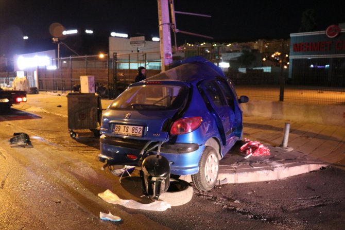 İzmir'de aydınlatma direğine çarpan otomobilin sürcüsü ağır yaralandı