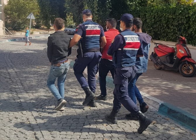 İzmir'de ormanlık alanda yangın çıkardıkları iddiasıyla yakalanan 4 şüpheli tutuklandı
