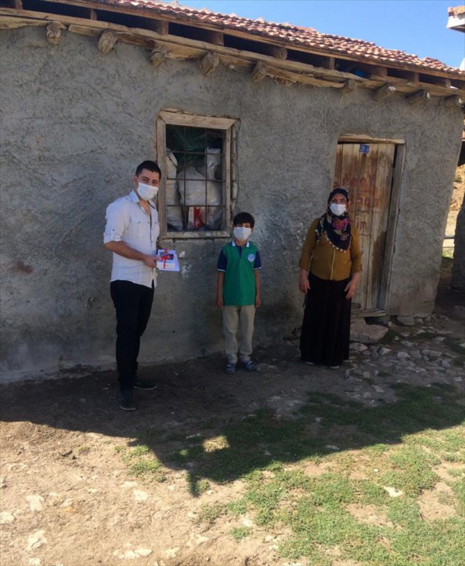Kırşehir'de köy okulu öğretmenleri, öğrencilerinin uzaktan eğitimi için seferber oldu