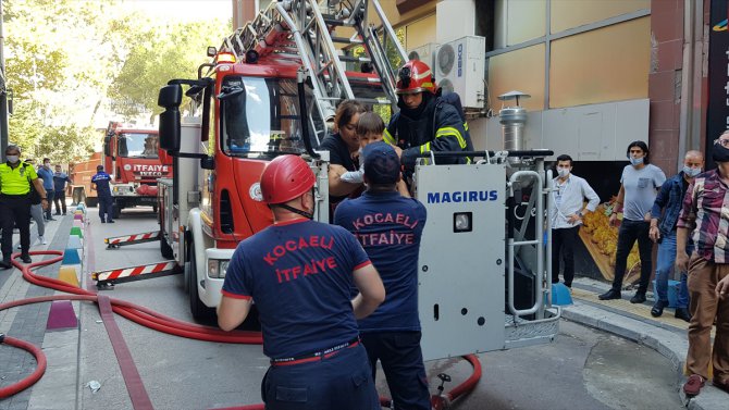 Kocaeli'de yangında evlerinde mahsur kalan 6 kişiyi itfaiye kurtardı