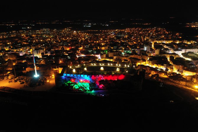 Nevşehir Kalesi'ne ışıklarla Azerbaycan ve Türk bayrağı yansıtıldı