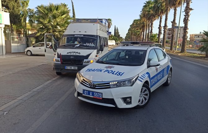 Adana'da 14 yolcu kapasiteli minibüsten 28 kişi çıktı