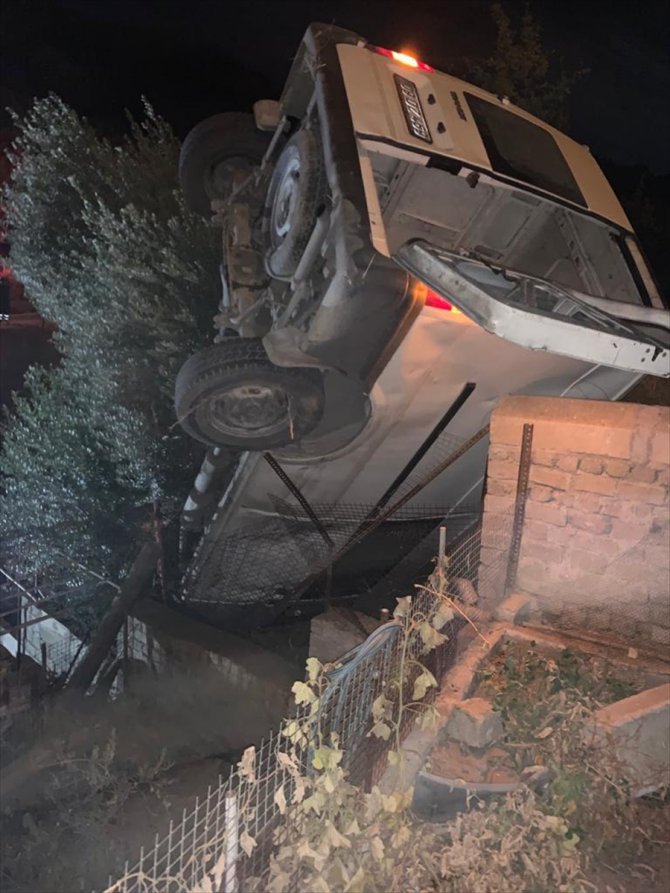 Aydın'da devrilen minibüsün sürücüsü yaralandı