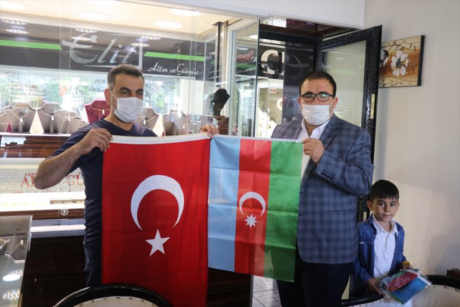 Erzincan'da gönüllü gençler esnafa Türkiye ve Azerbaycan bayrakları dağıttı