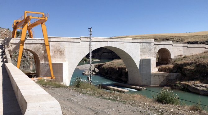 Husumetli köylülerce yıkıldığı rivayet edilen köprünün restoresi tamamlandı