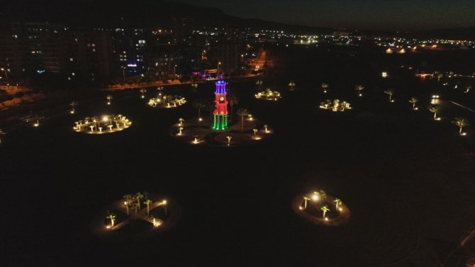 Manisa'daki saat kulesi Azerbaycan bayrağının renkleriyle aydınlatıldı